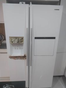 درب یخچال قر شده و پوسیده قبل از ترمیم