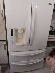 نمونه کار درب یخچال پوسیده قبل از صافکاری نقاشی